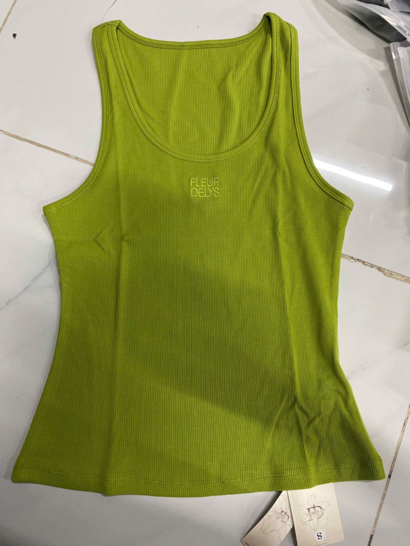 Áo Thun Cổ Sâu Thêu Ngực