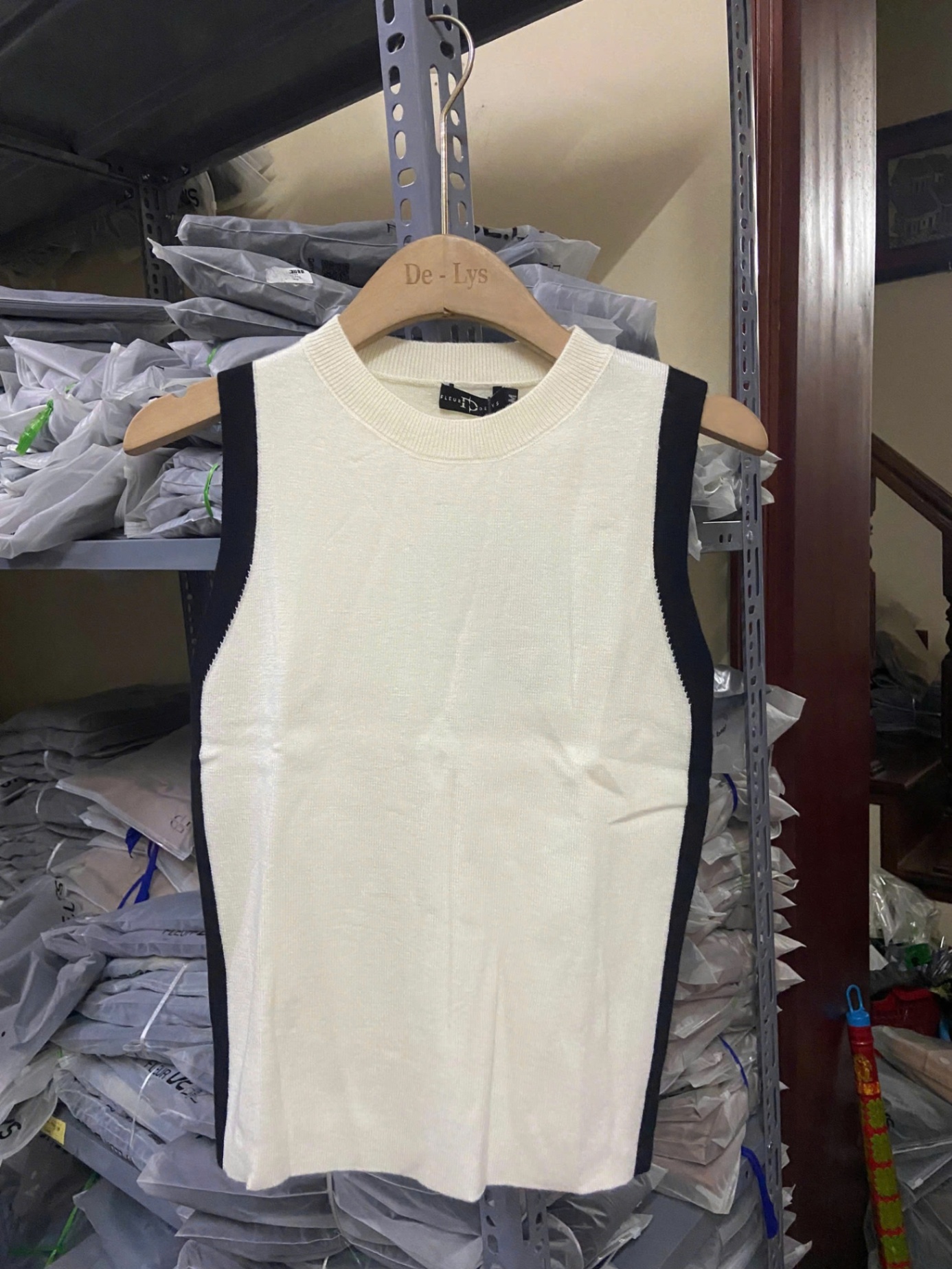 Áo Len Sát Nách Phối Đen