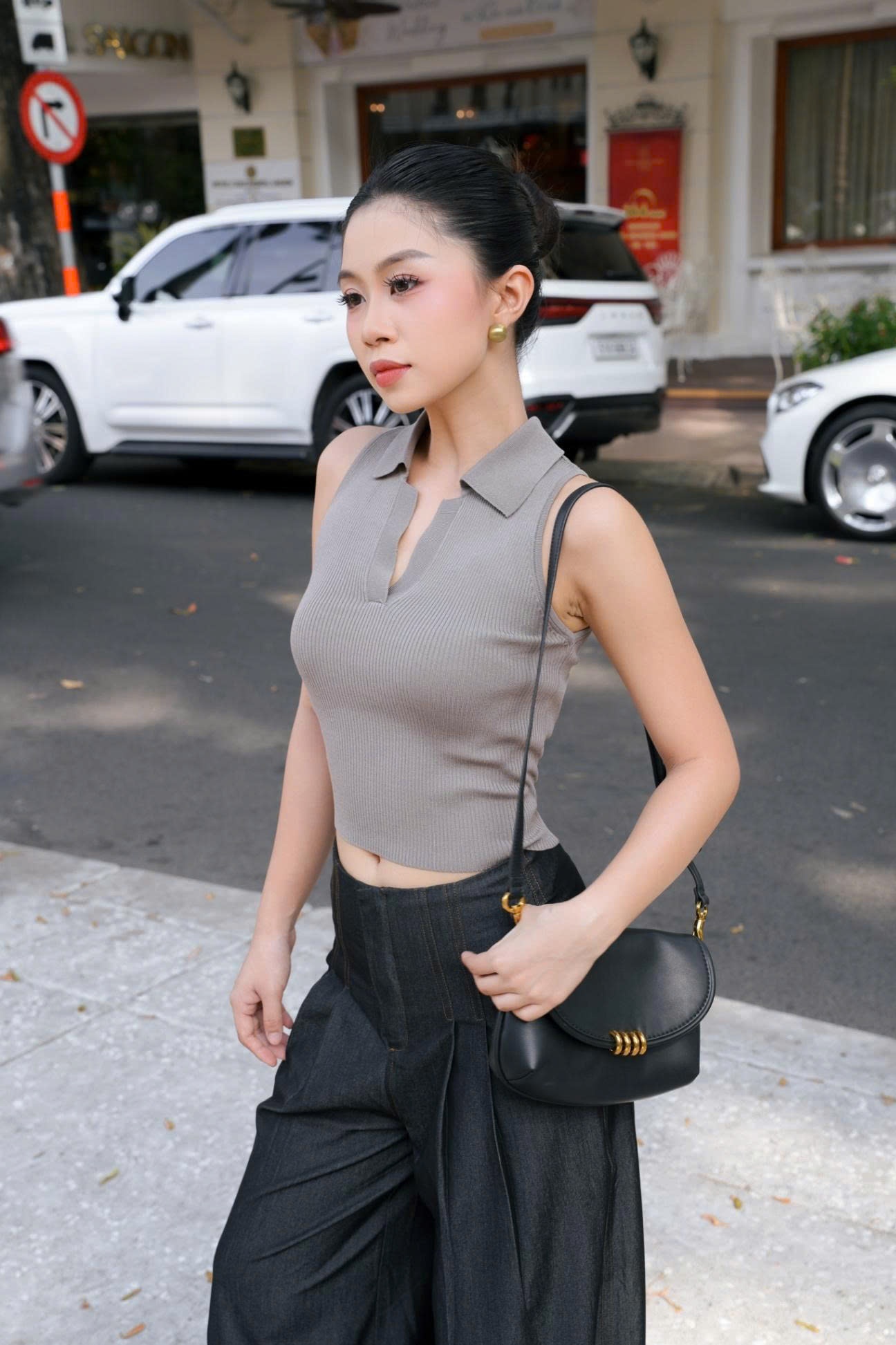 Áo Len Sát Nách Cổ V