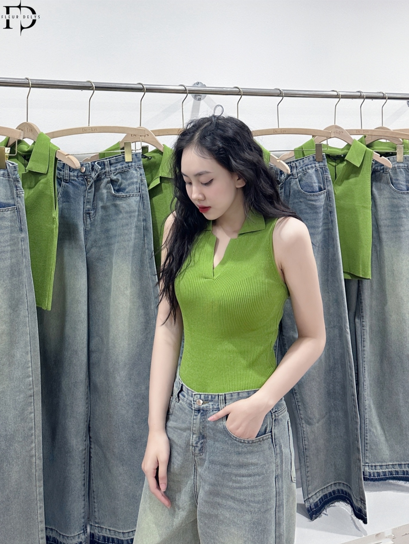 Áo Len Sát Nách Cổ V