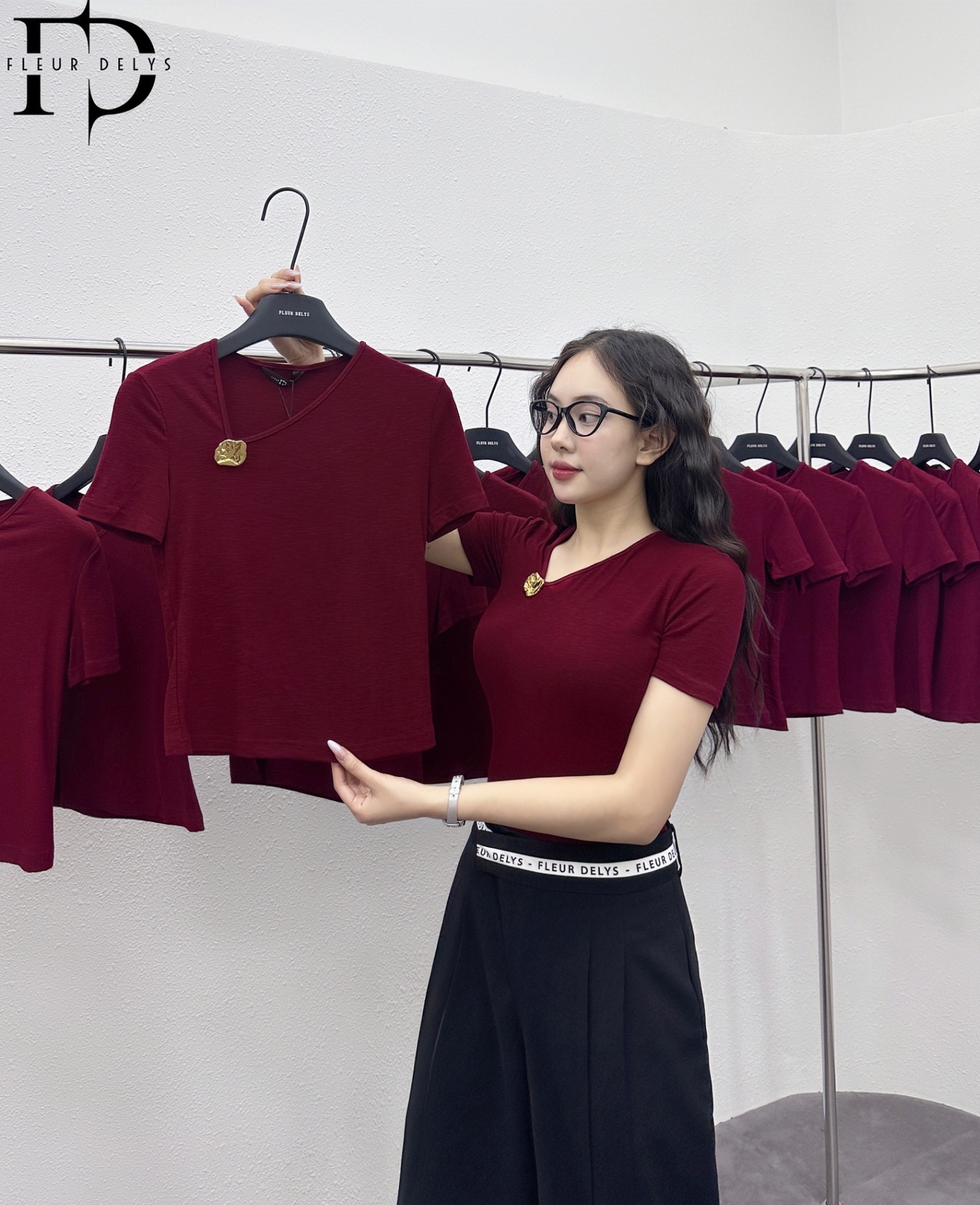 Áo Thun Cổ Tim Lệch