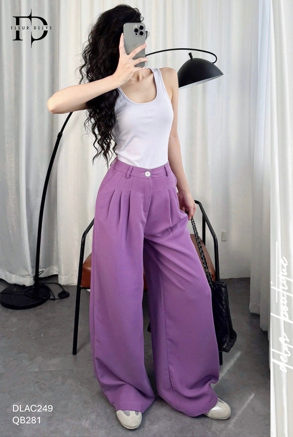 Áo Thun Cổ Sâu Thêu Ngực