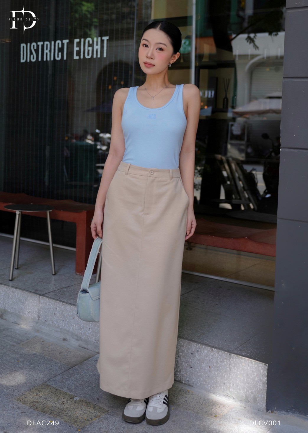 Áo Thun Cổ Sâu Thêu Ngực