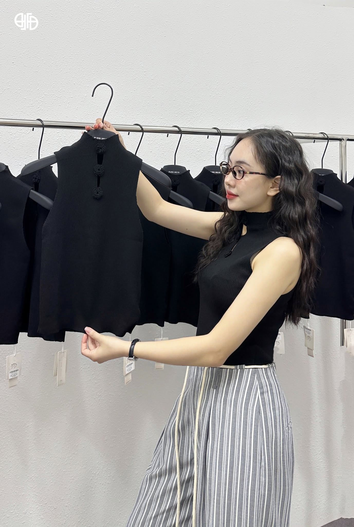 Áo Len Sát Nách Phối 3 Bông Hoa