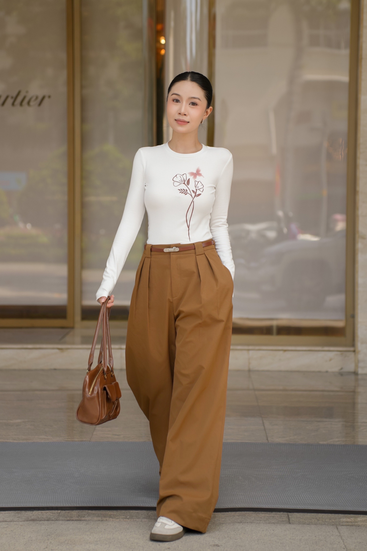 Áo Zip Trắng Đính Họa Tiết