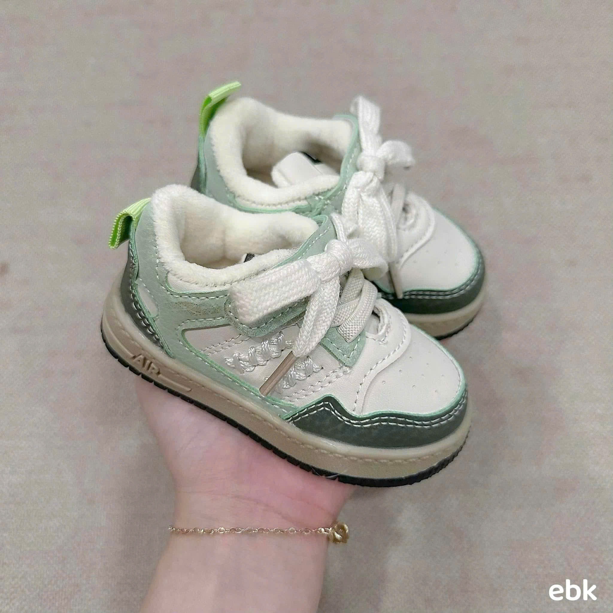 HCS Giày xanh lót lông phối vạch cho bé sz 22 ( 13cm )