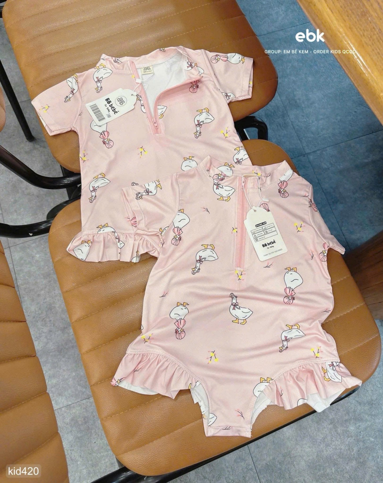 HCS Bộ bơi bé gái vịt hồng dư sz 130 ( 9-21kg)