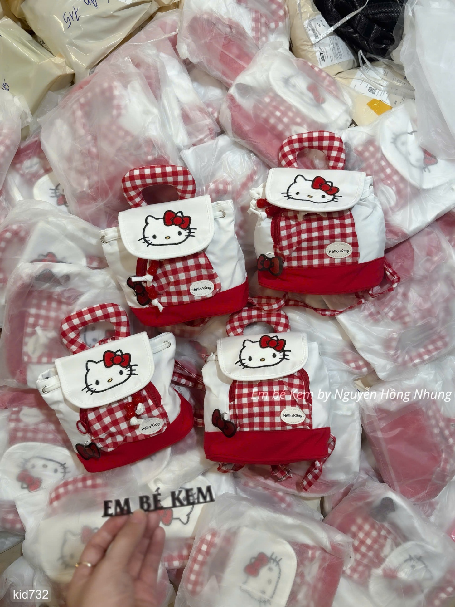 HCS (M25k.732) Balo kẻ đỏ hình hello kitty siêu xinh