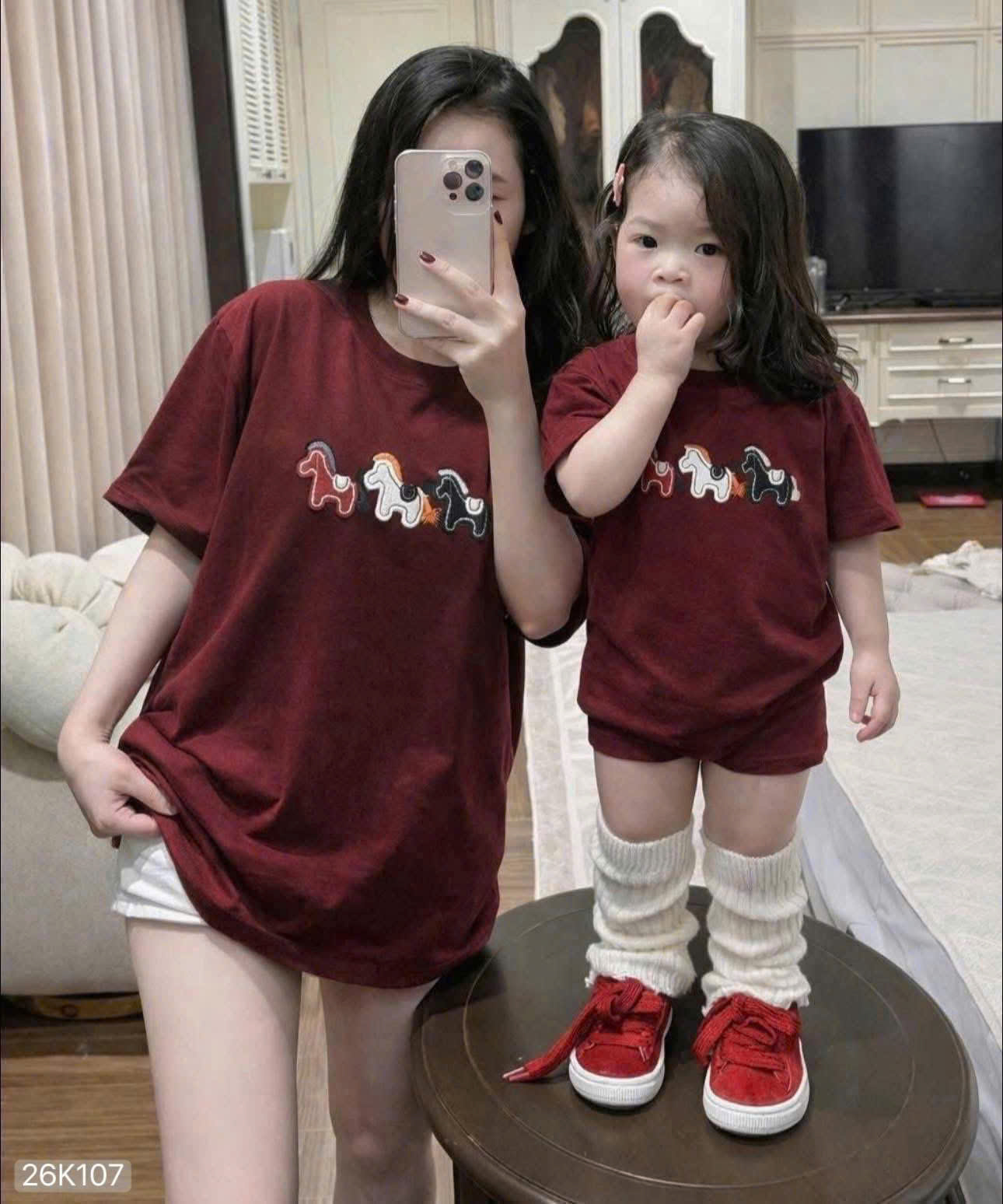 HCS(26K107) Áo phông logo 3 con ngựa hai màu trắng đỏ siêu xinh
