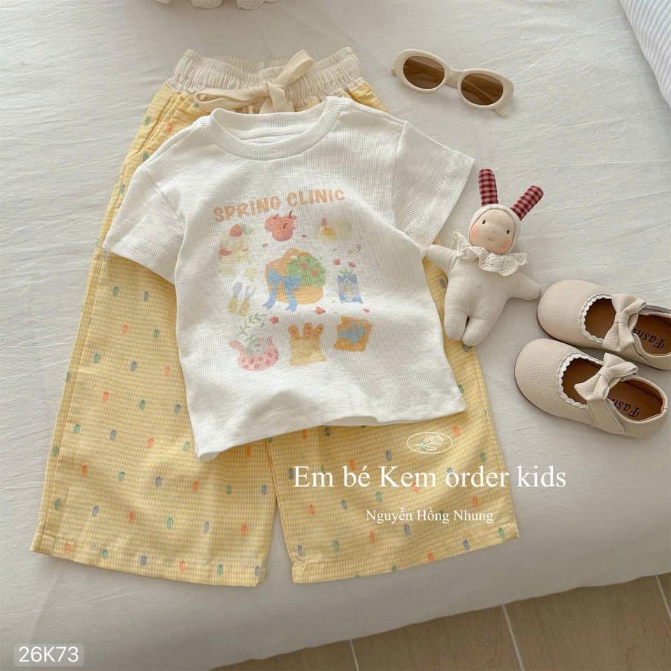HCS (26K73) Set áo phông trắng Spring Clinic quần suông vàng chấm màu cho bé