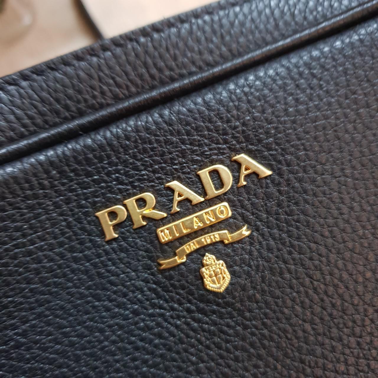 Cách nhận biết túi Prada giả