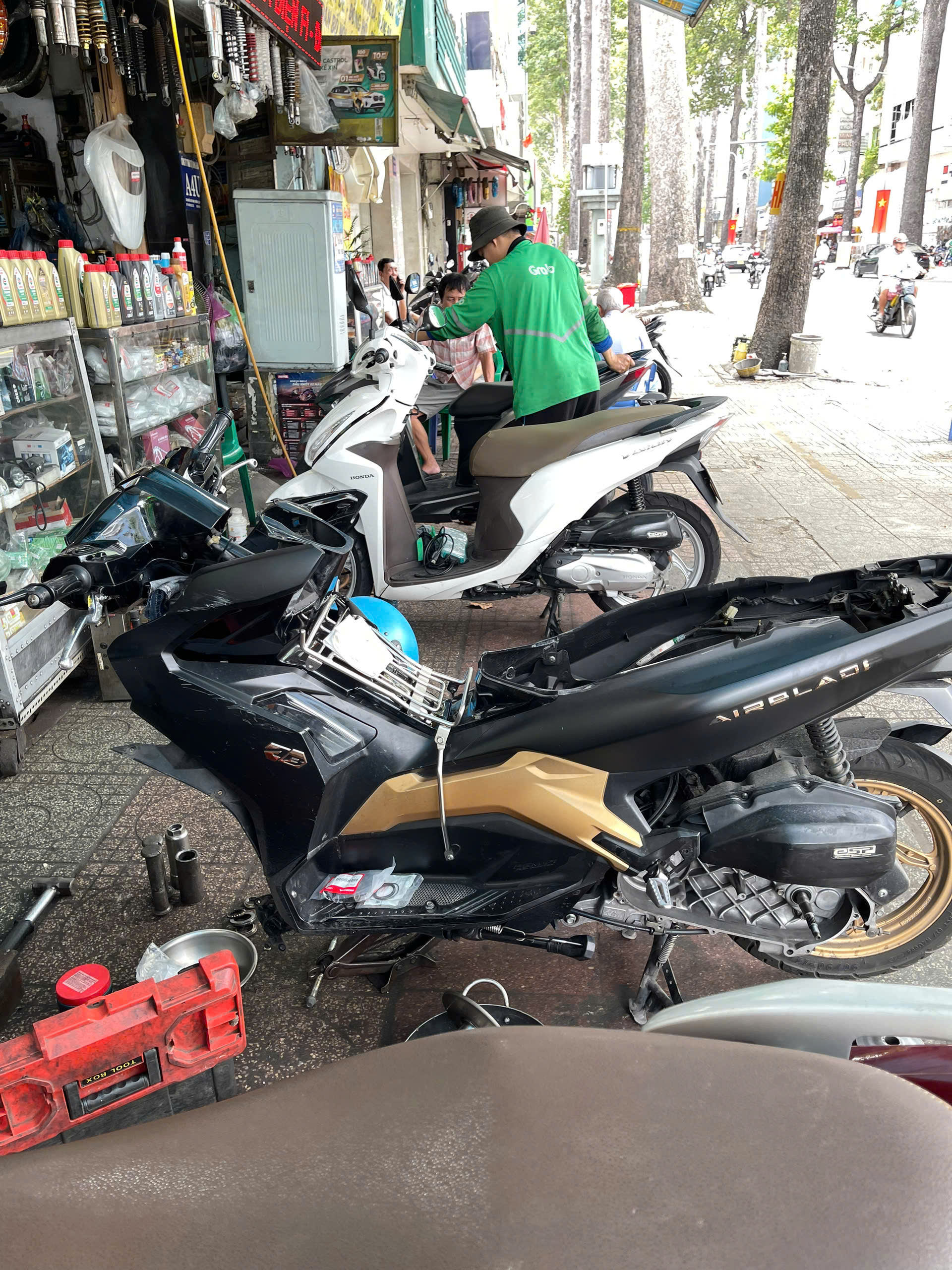 Phục hồi nhún xe tay ga 1: Thay nhớt 20 nhớt ben thuỷ lực. + bộ phốt phuộc 4 cái chính hảng giá phục hồi xe tay ga 450.000. Bảo hành 6 tháng