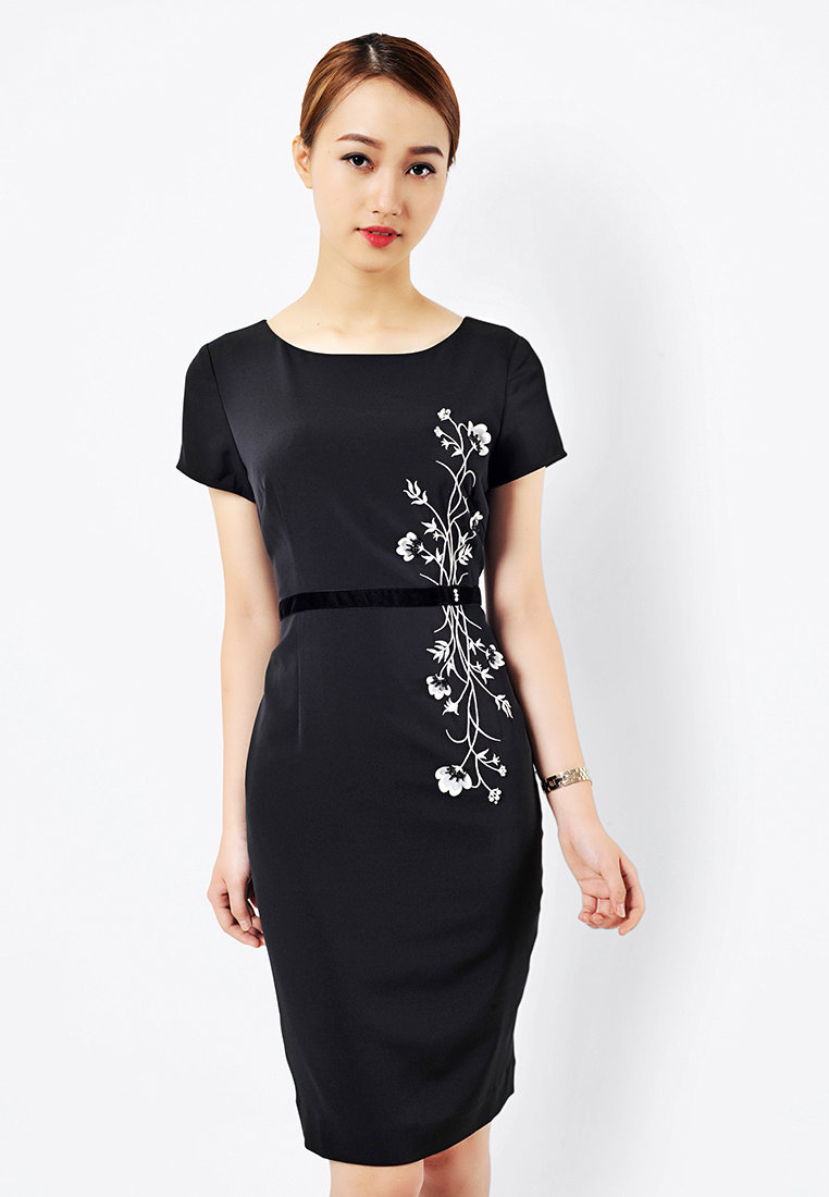 Đầm ôm thêu thân trước 01 bên - Đen - XL