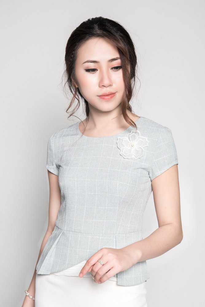 Sơ mi peplum phối ren dập nhăn - Xám nhạt - S