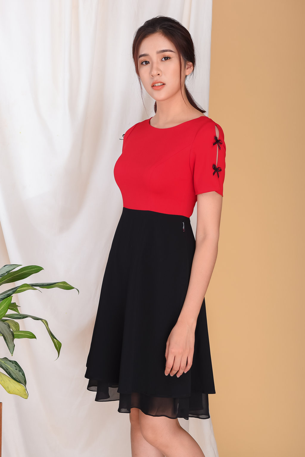 Đầm xòe tay xẻ đính nơ - Đỏ - L