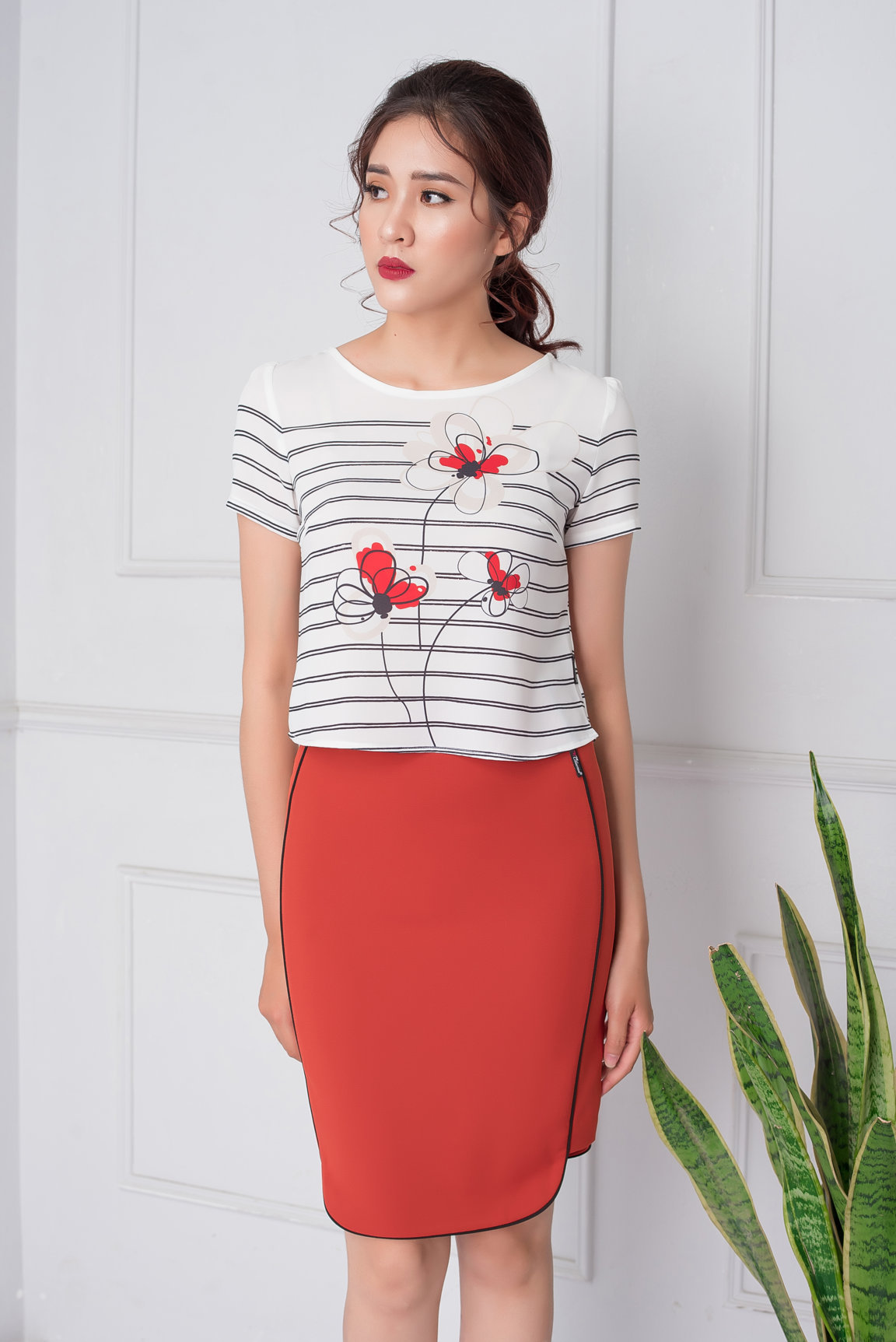 Sơ mi croptop kẻ phối in hoa