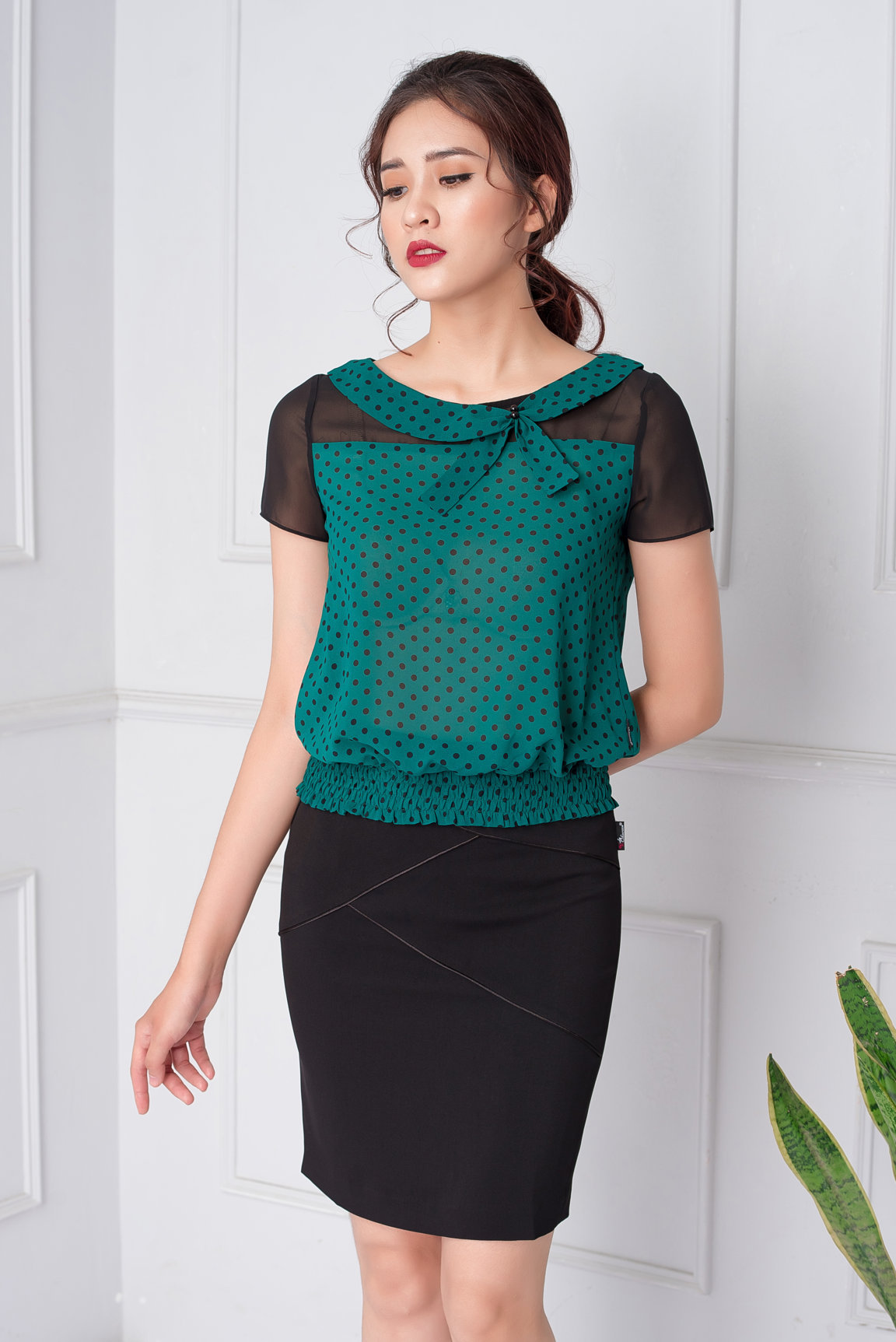 Sơ mi bo gấu cổ bổ - Chấm bi - M