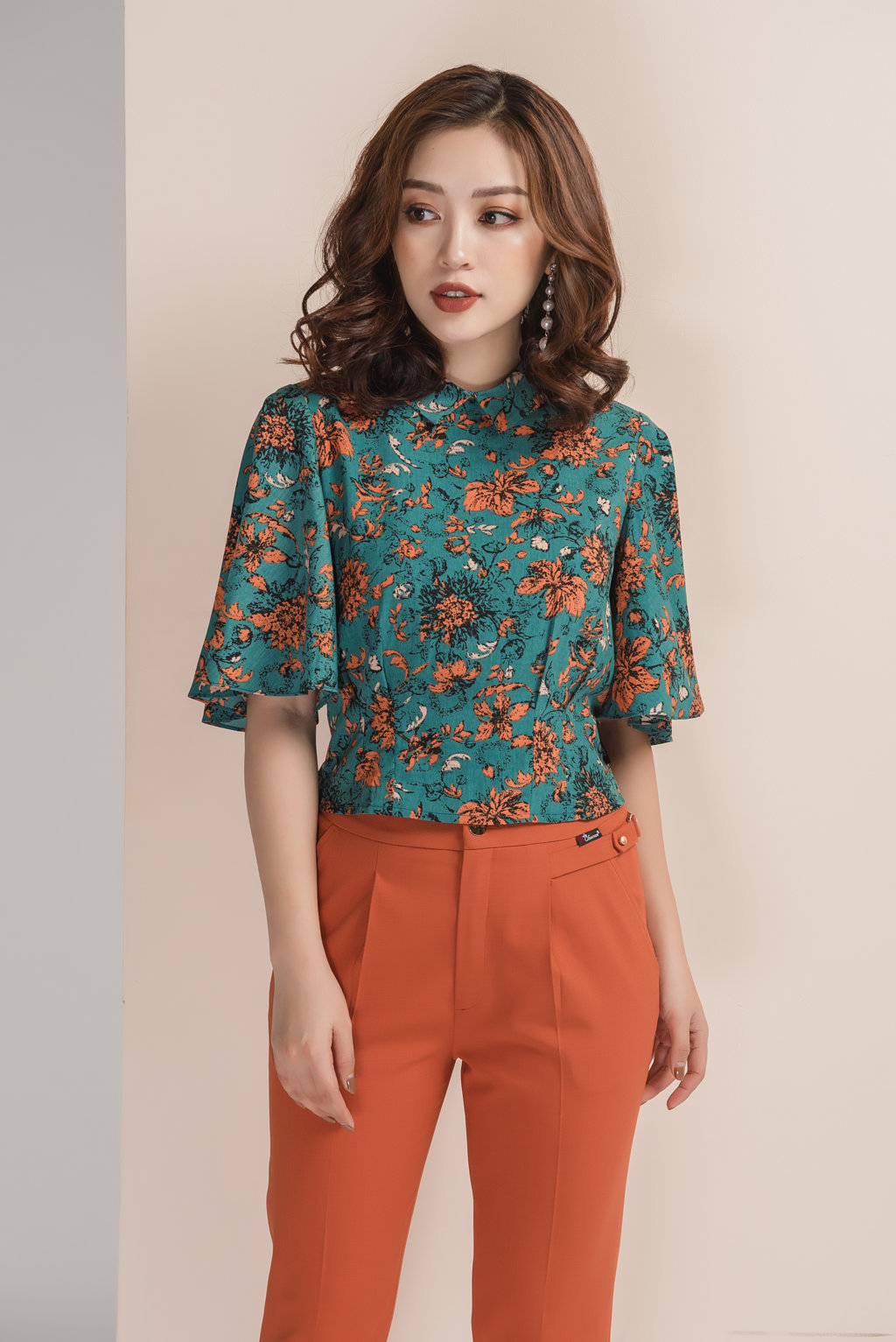 Sơ mi croptop chiết ly gấu