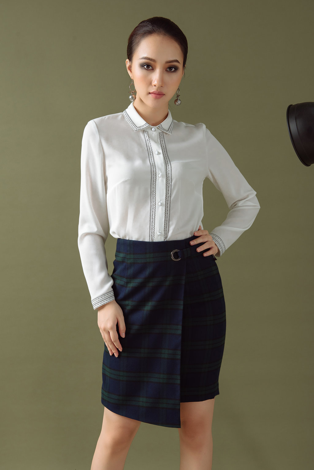 Sơ mi cổ đức thêu trang trí - Trắng - S