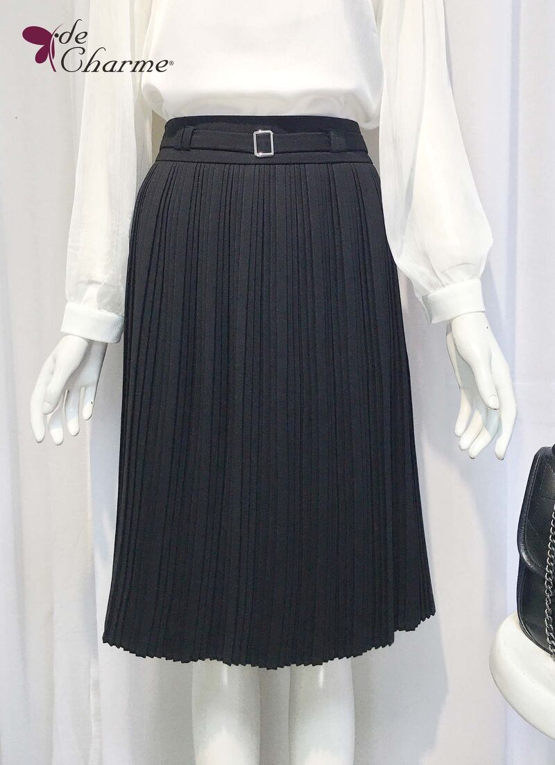 Chân váy trắng xếp ly 2 sọc đen ở viền váy - sakurafashion.vn