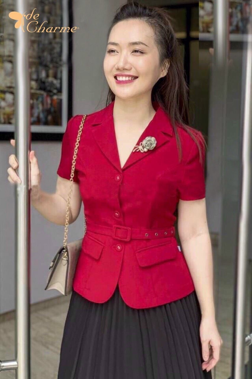 Vest ngắn tay hoa cài cổ K - Đỏ - M