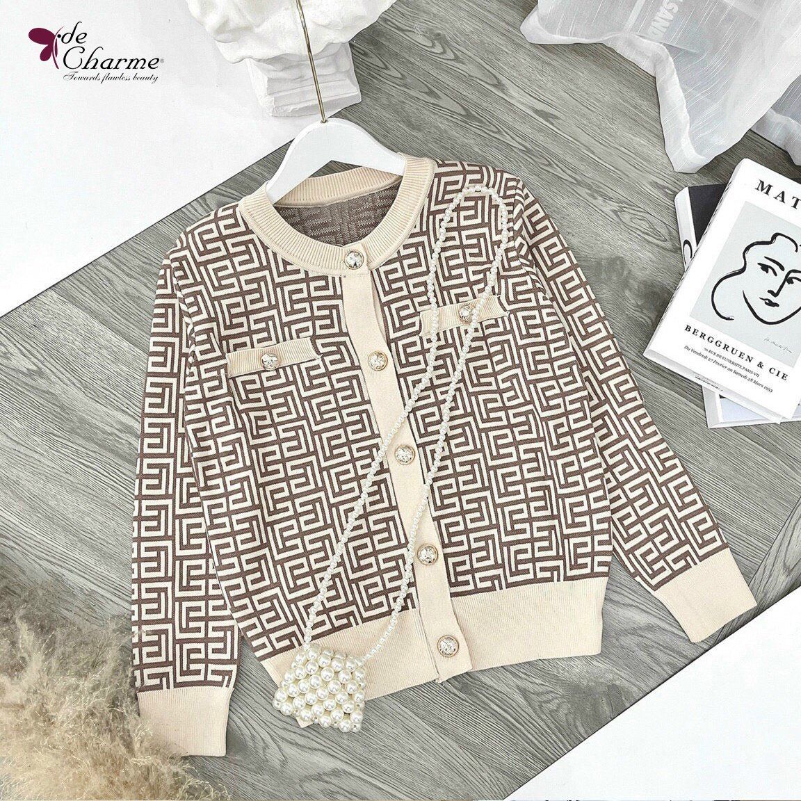 Áo khoác len họa tiết cúc trai - Be - Free size