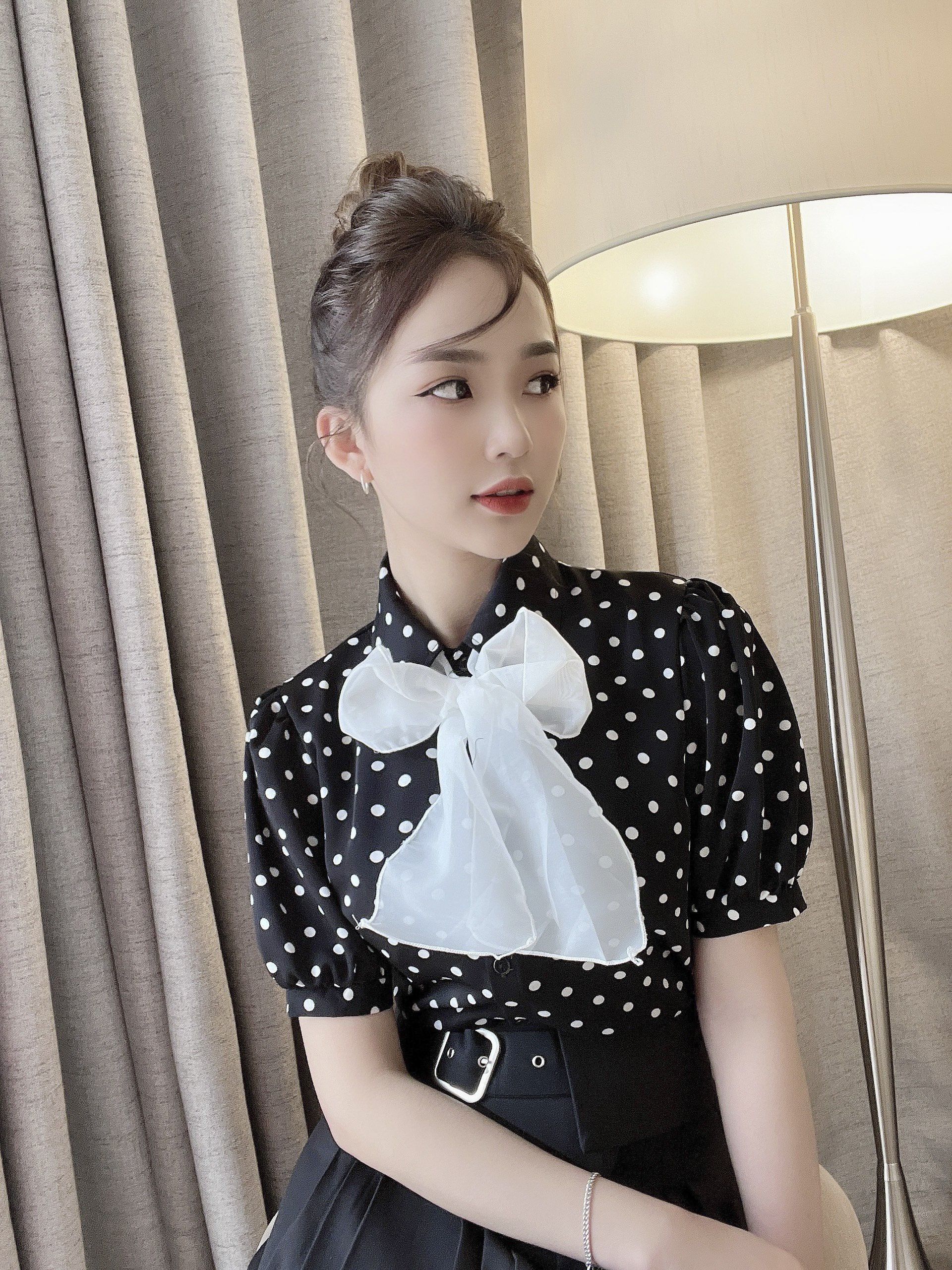 Sơ mi chấm bi cổ đức phối nơ - Đen - L