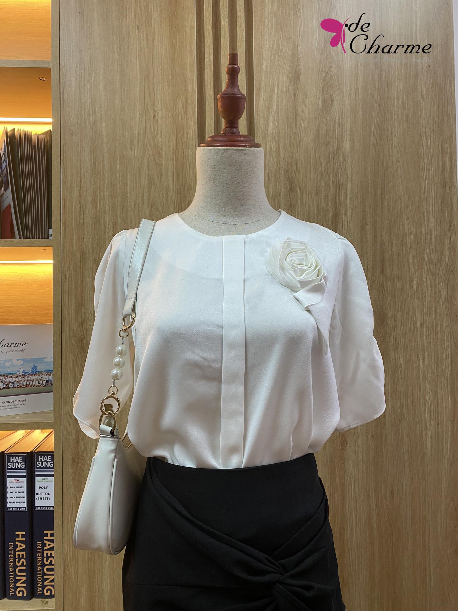 Sơ mi tay nhún đính hoa ngực - Trắng - S