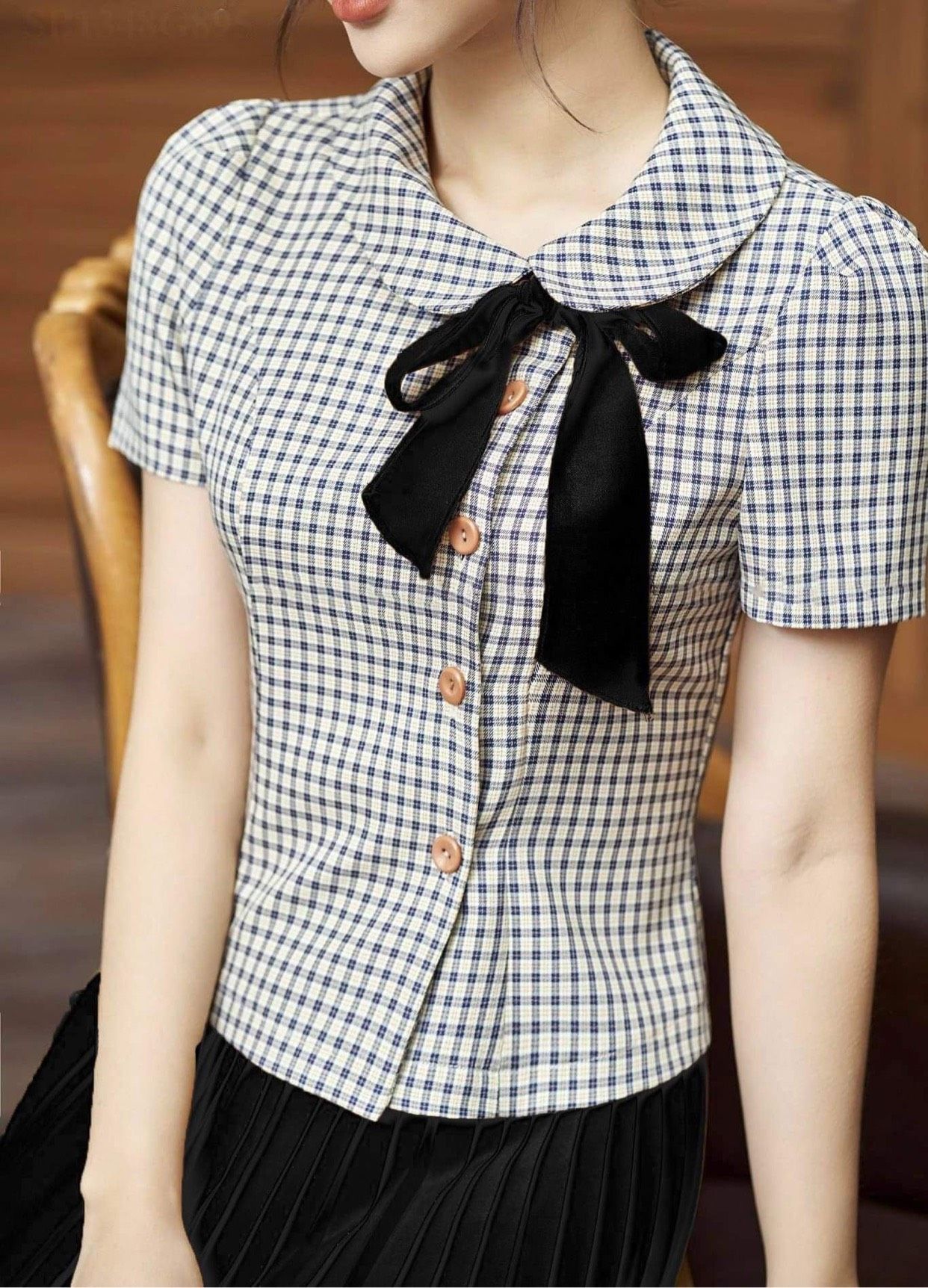 Sơ mi kẻ cổ sen lệch - Đen - S