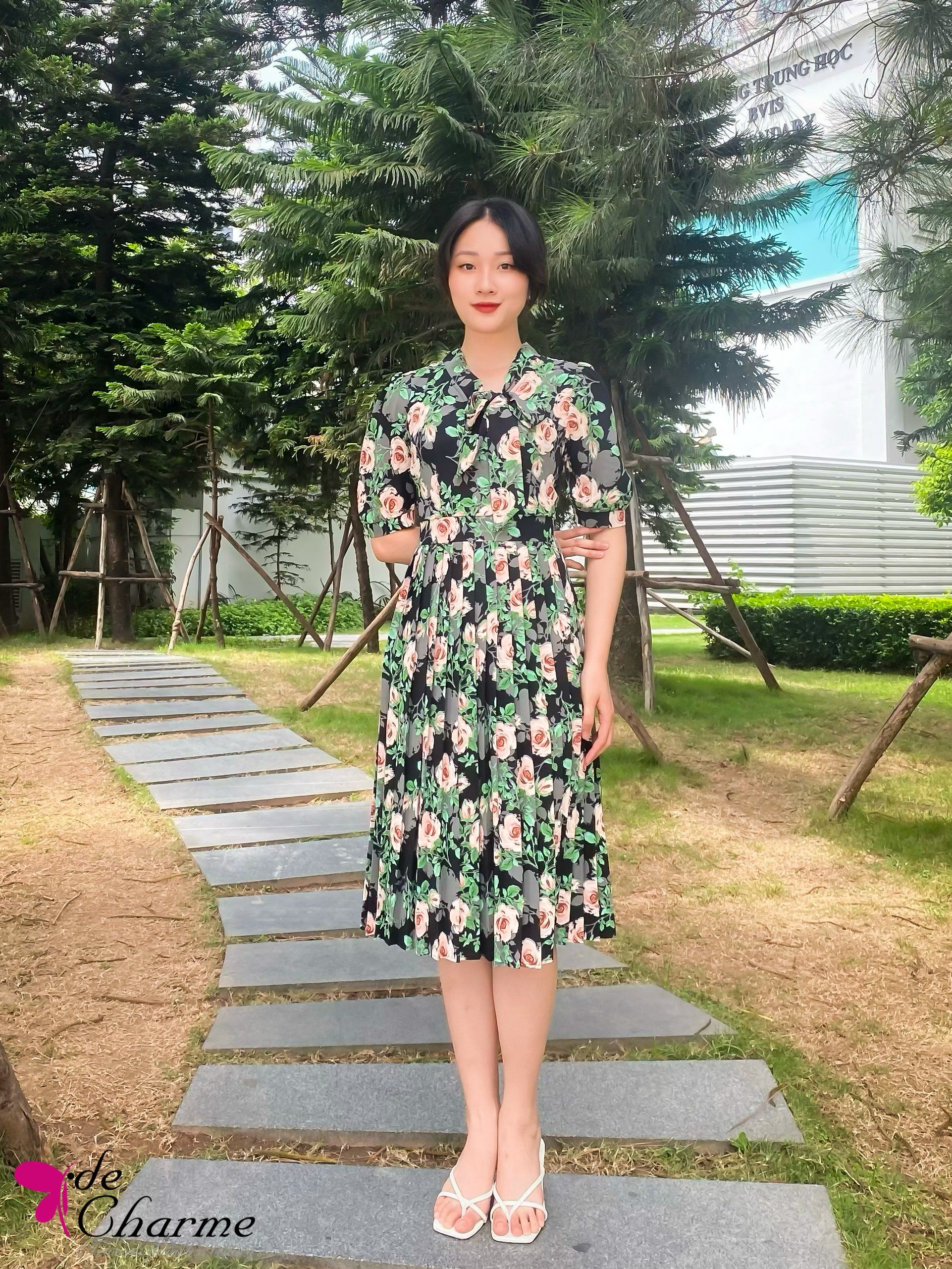 Đầm hoa xòe xếp ly cổ nơ - Đen - M