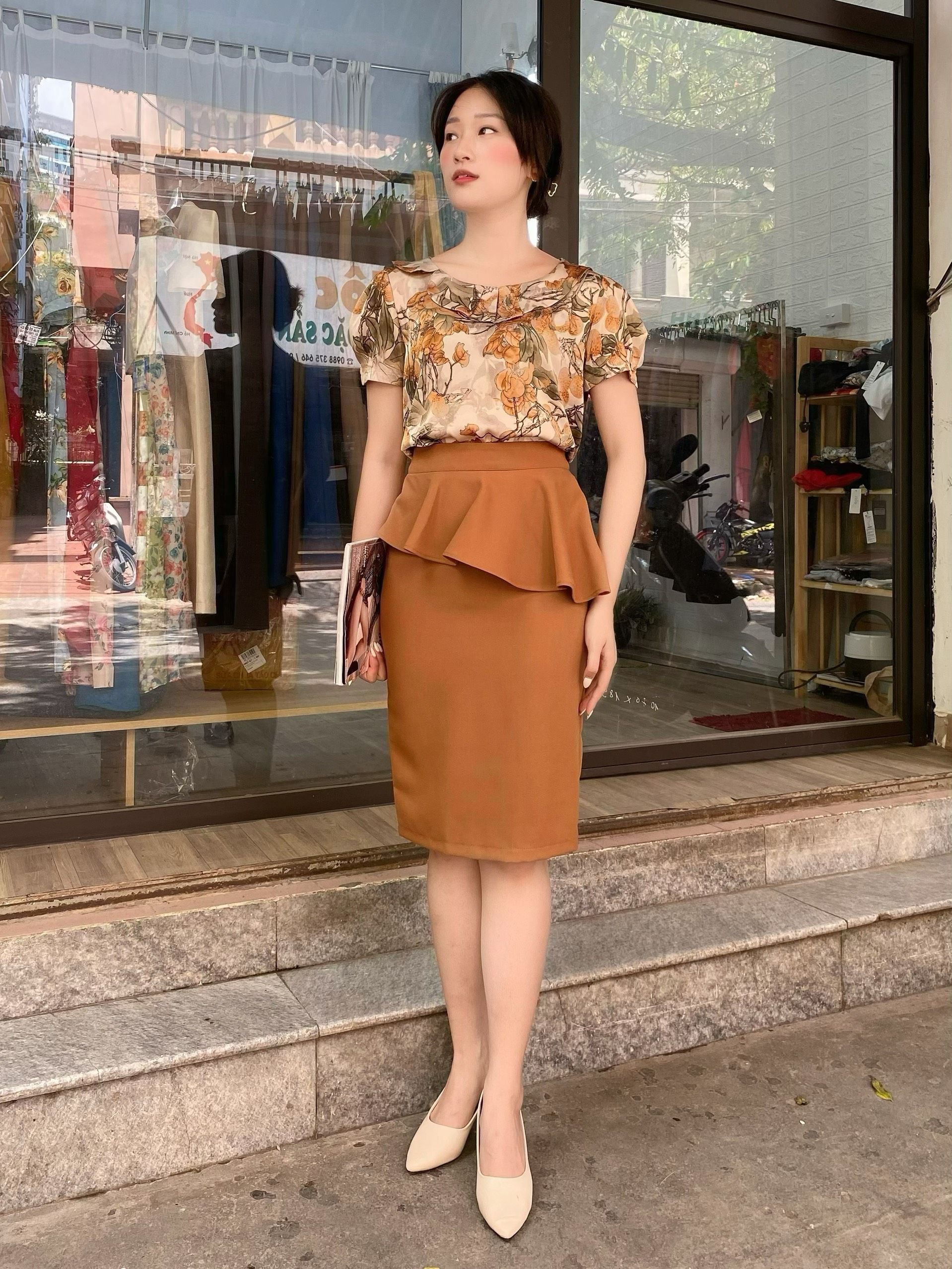 Sơ mi họa tiết chun gấu cổ lệch - Be - M