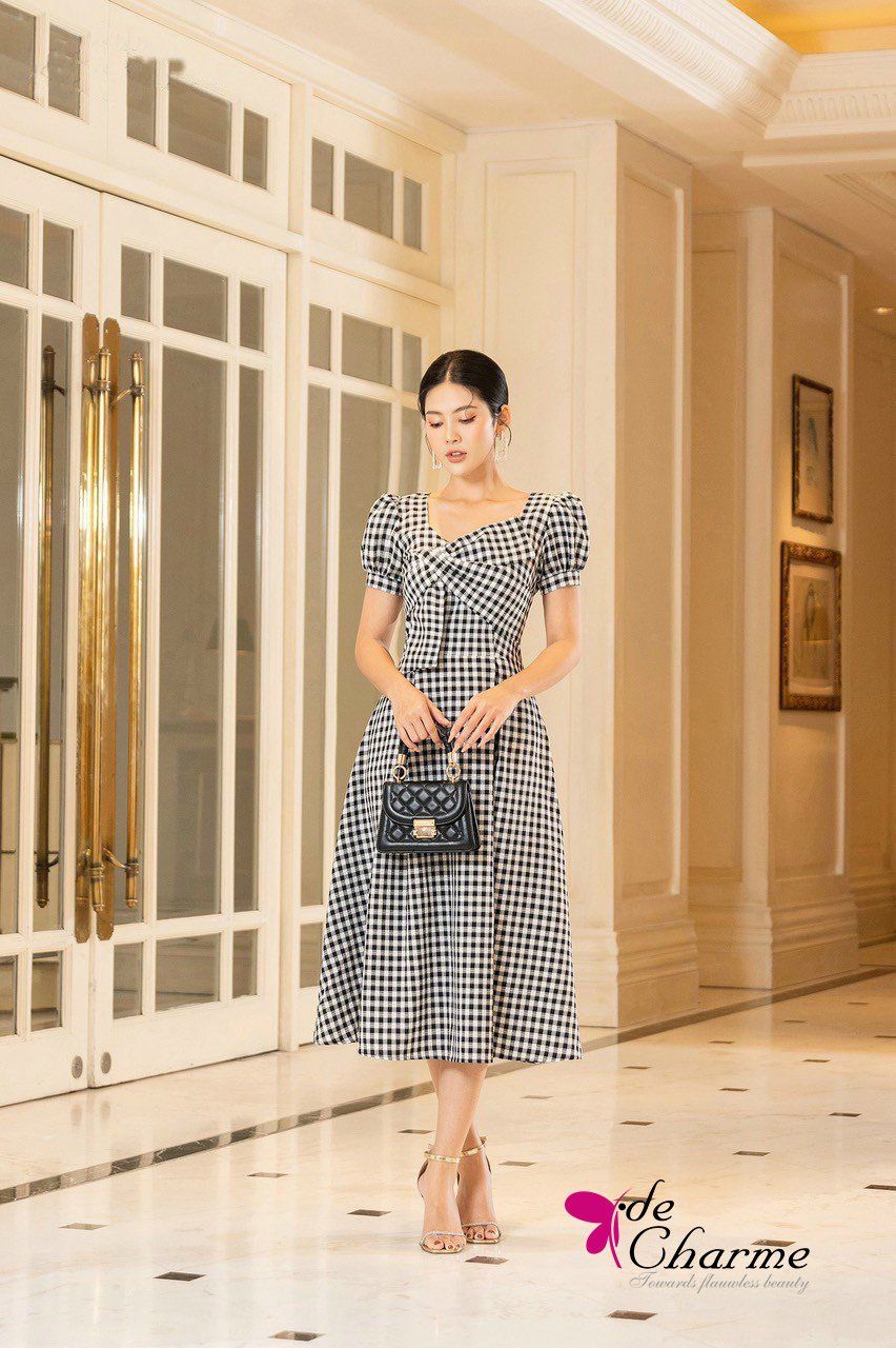 Đầm caro ngực nơ vắt tay bồng - Đen - S