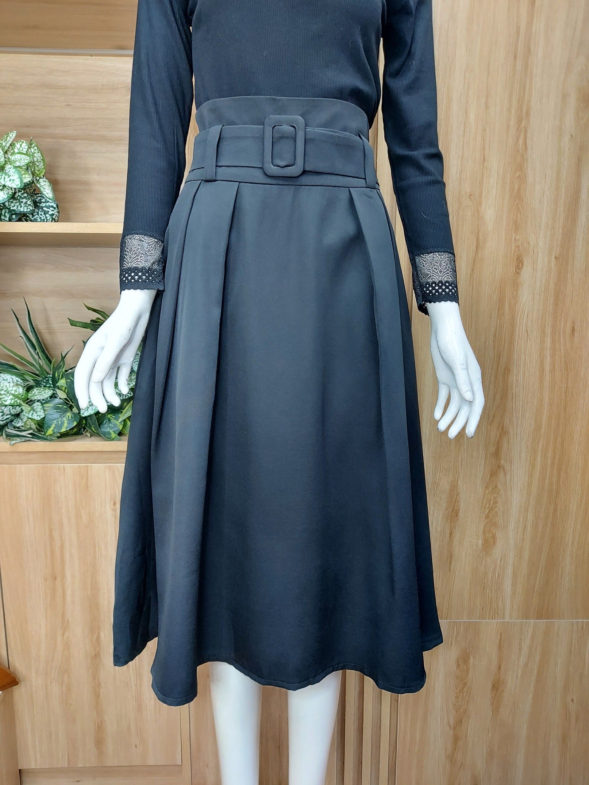 Chân váy xếp ly xòe đai vuông - Đen - M