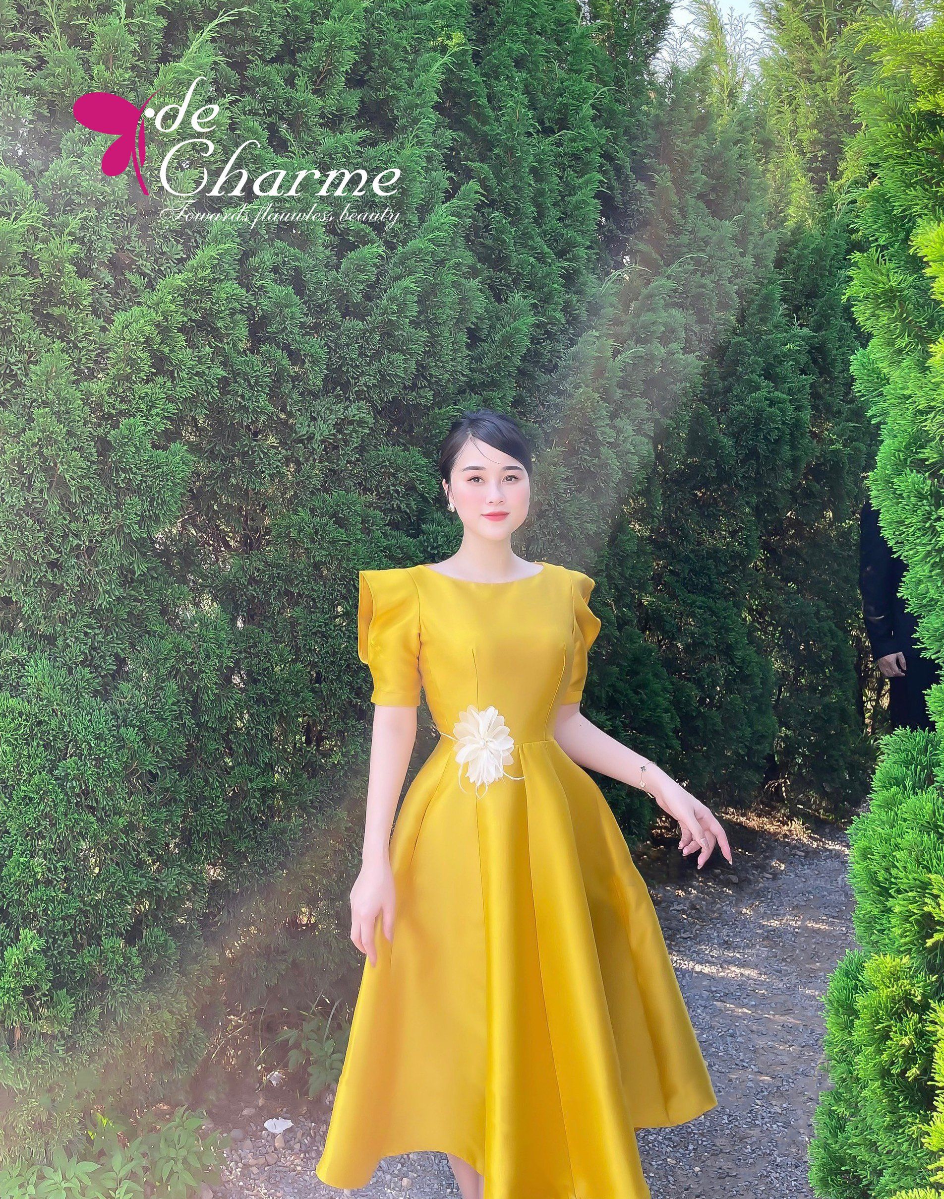 Đầm xòe tafta tay khoét - Vàng - L