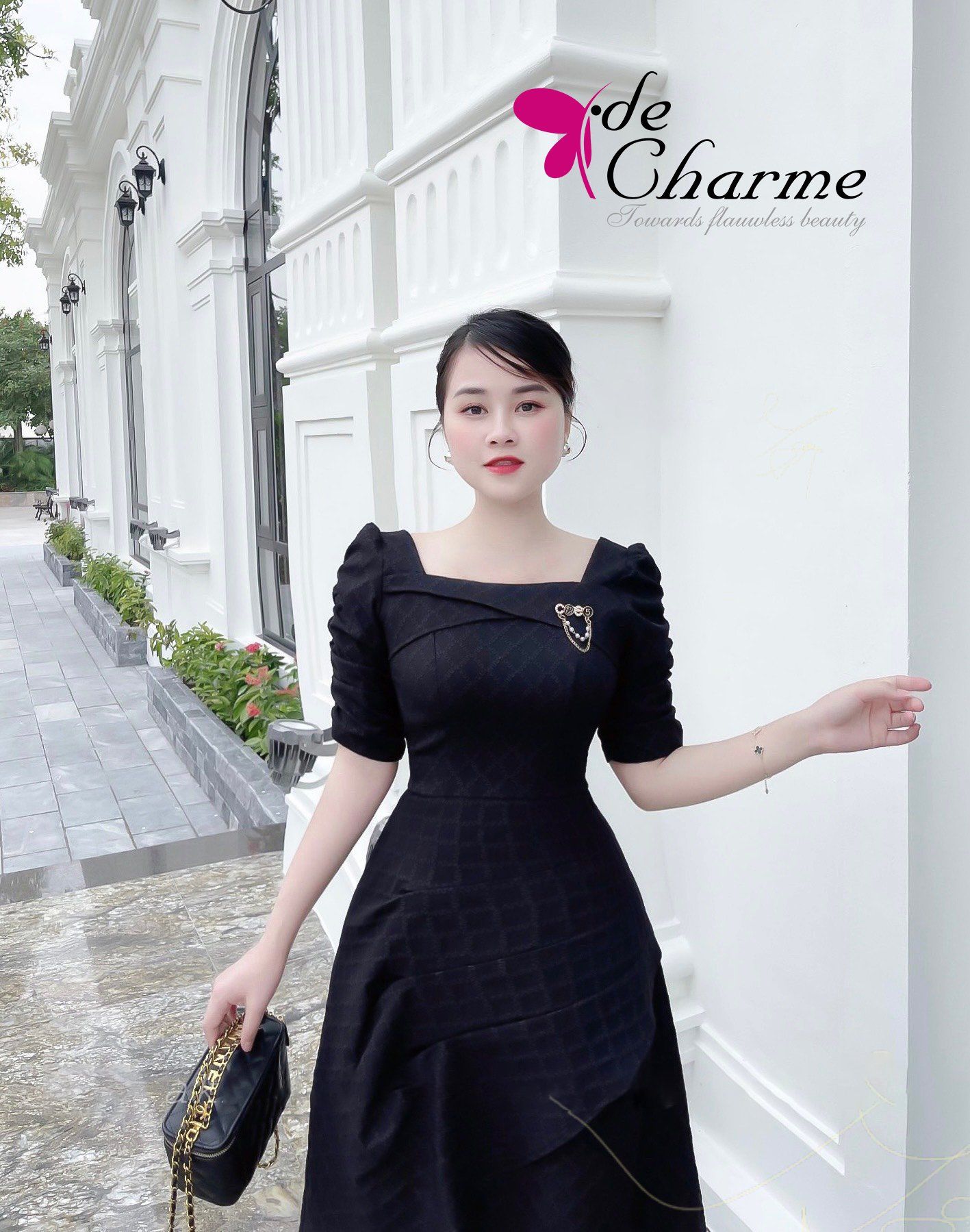 Đầm cổ vuông chân xếp xéo - Đen - M