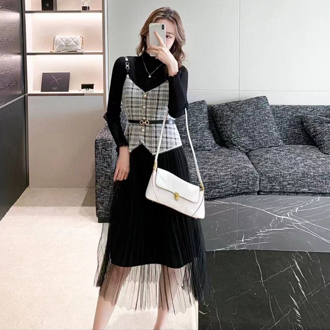 Đầm len chân voan phối yếm - Trắng - Free size