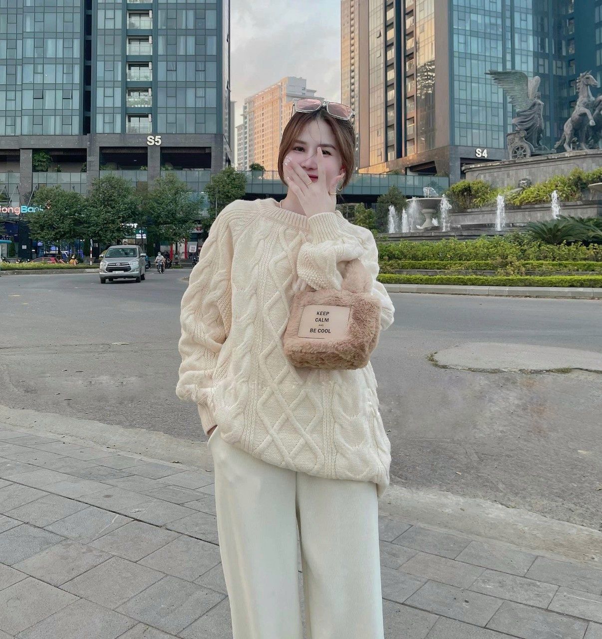 Áo len cổ tròn vặn thừng - Trắng - Free size