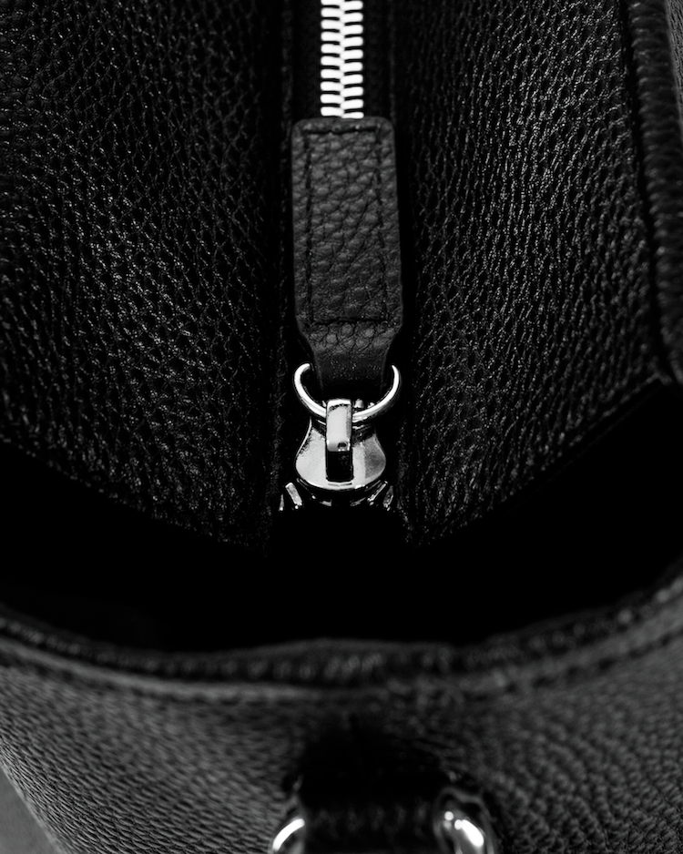 FW25 SIGNATURE LEATHER TOTE BAG - BLACK