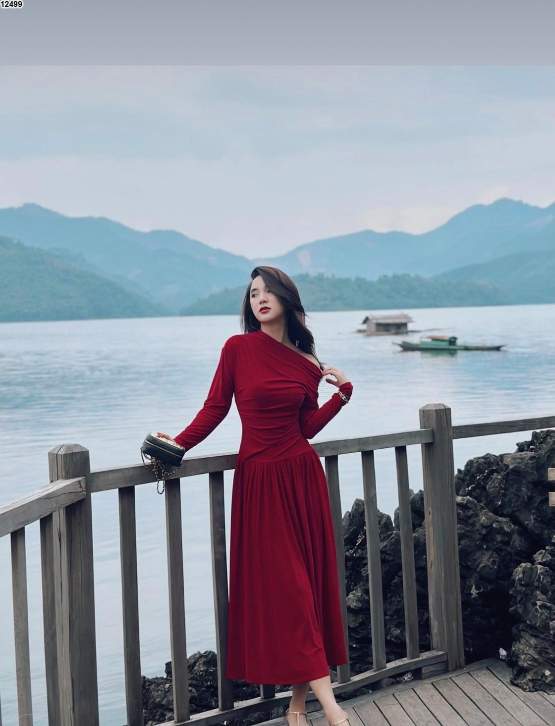 Váy đỏ trễ vai