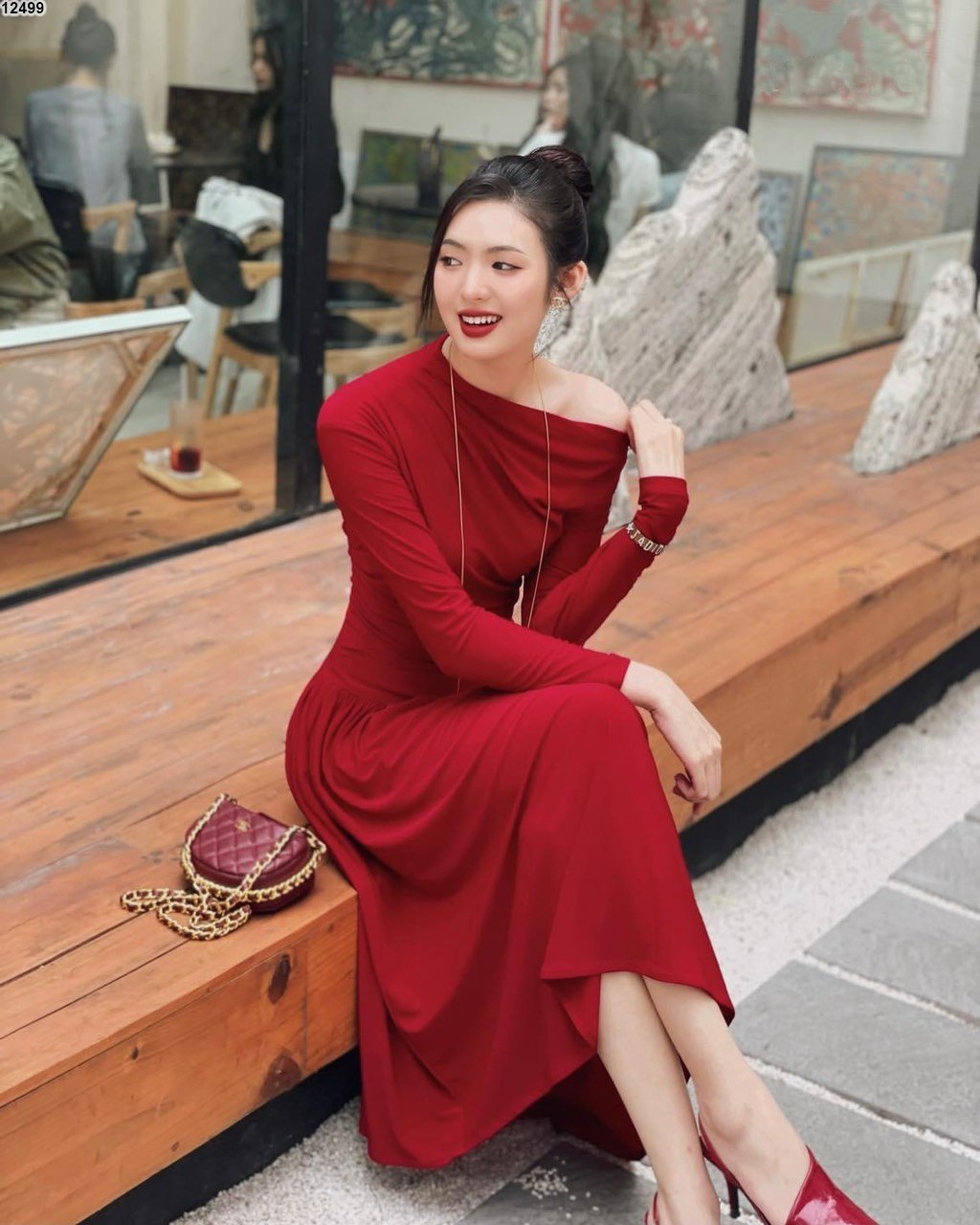 Váy đỏ trễ vai