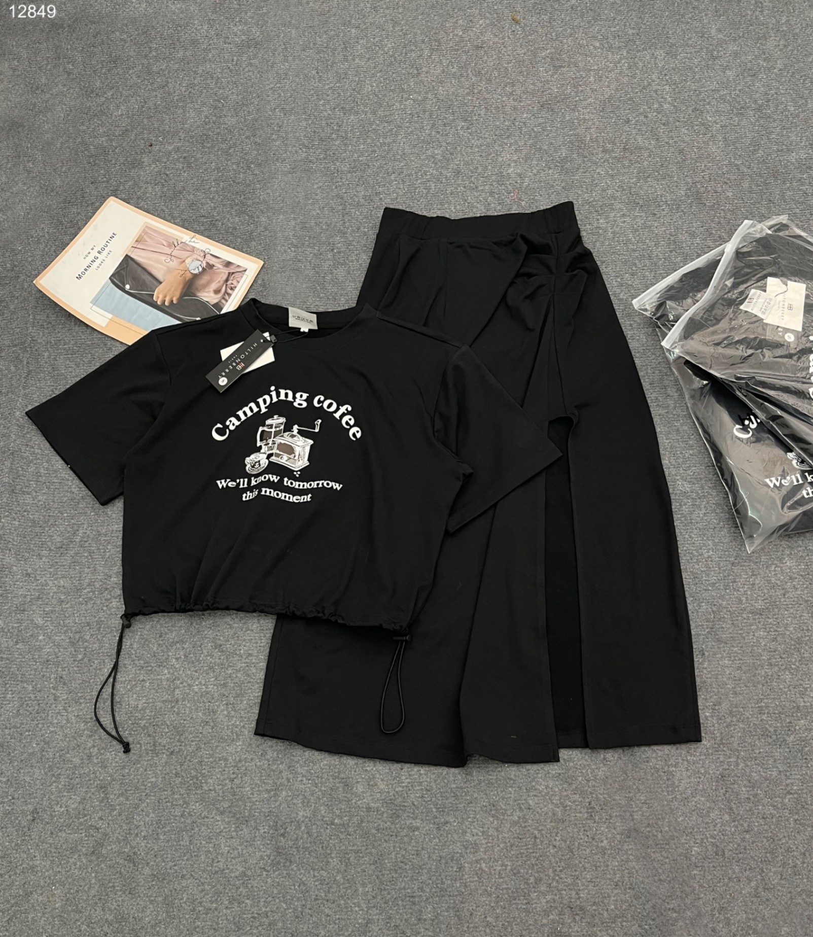 Set croptop chân váy in hình