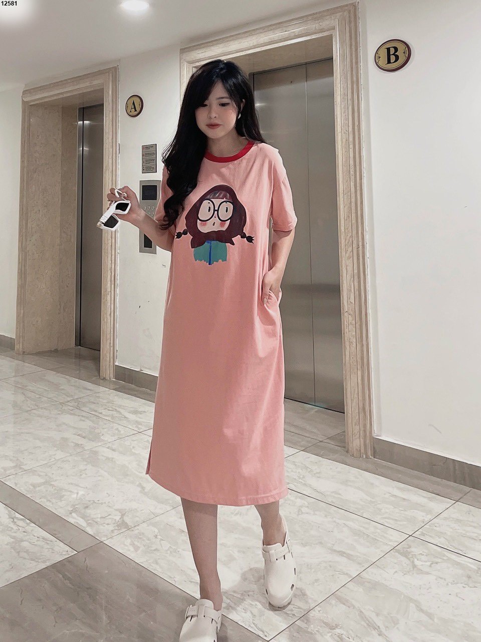 Váy suông xẻ in hình cô gái