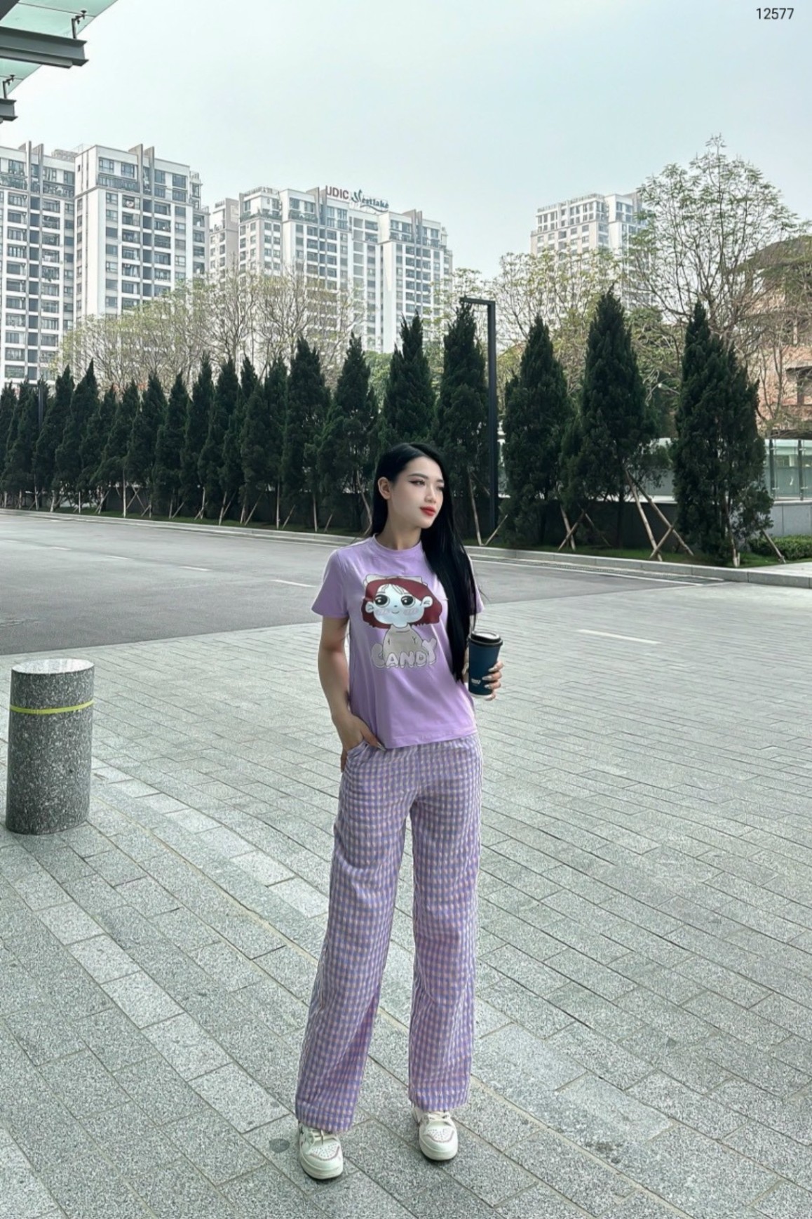 Áo kẻ áo thun cô gái