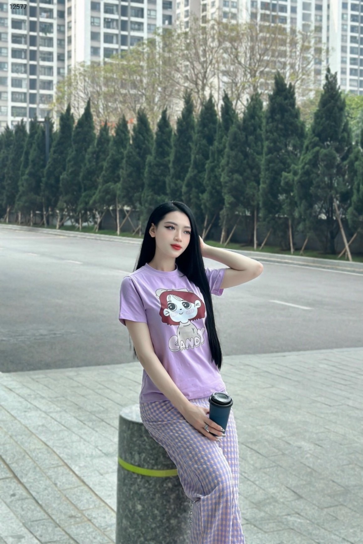 Áo kẻ áo thun cô gái