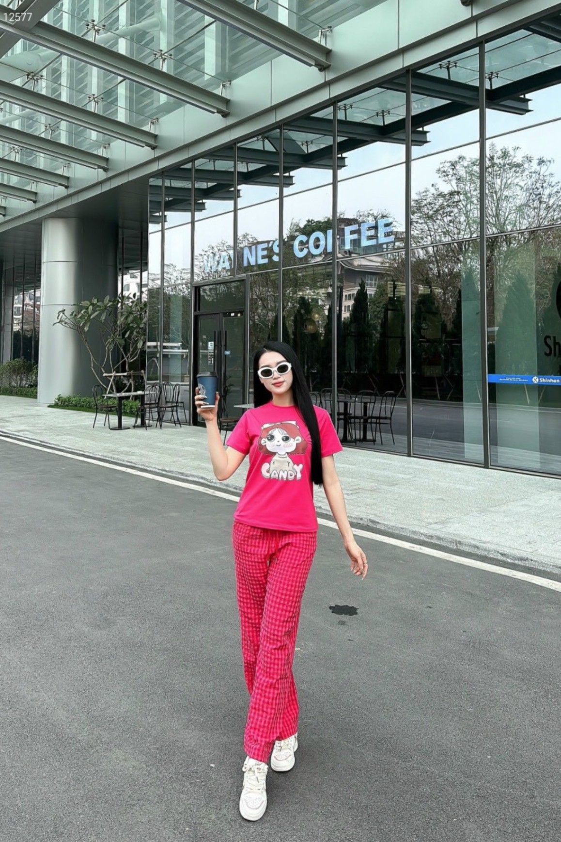 Áo kẻ áo thun cô gái
