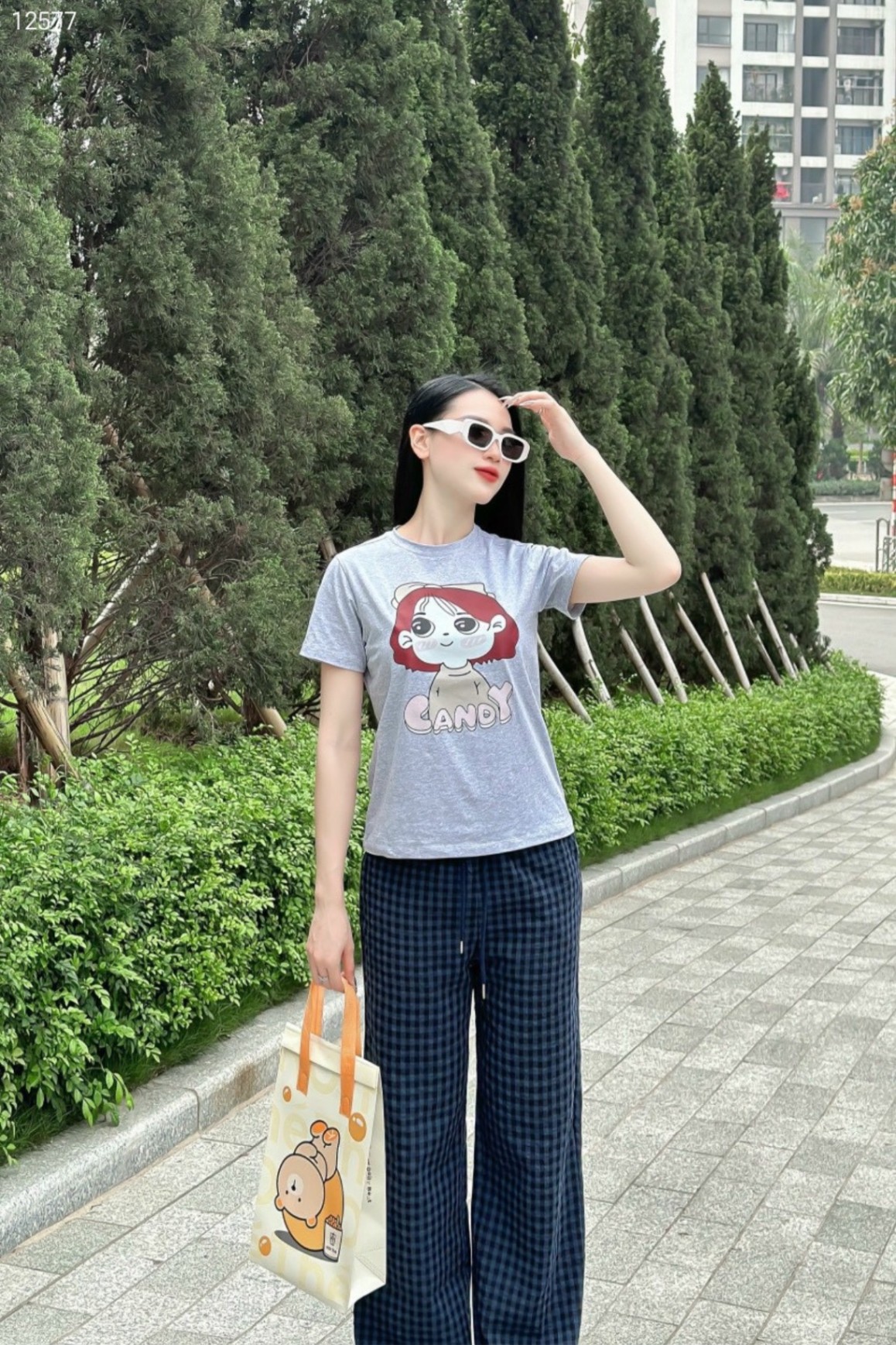 Áo kẻ áo thun cô gái