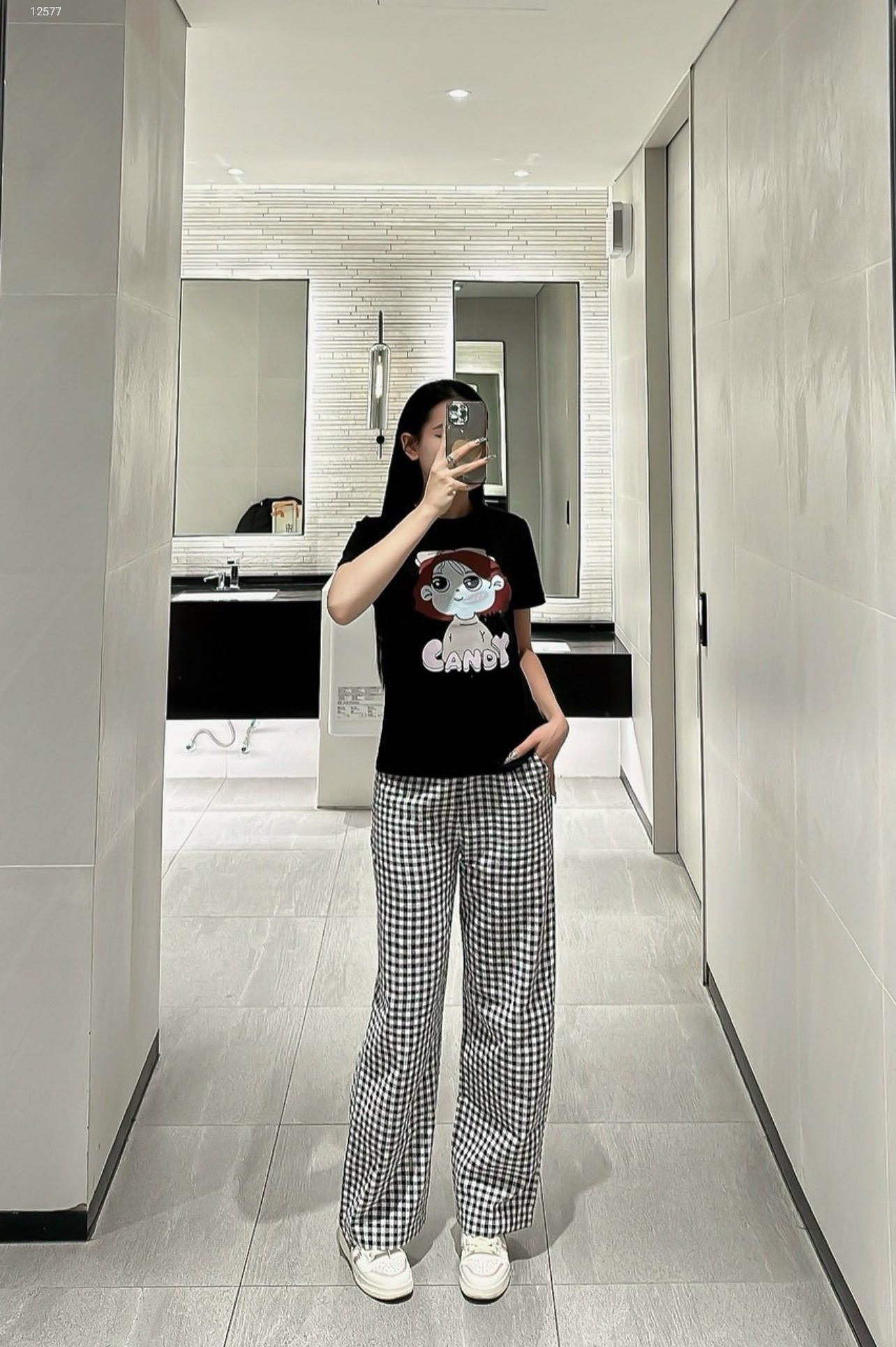 Áo kẻ áo thun cô gái