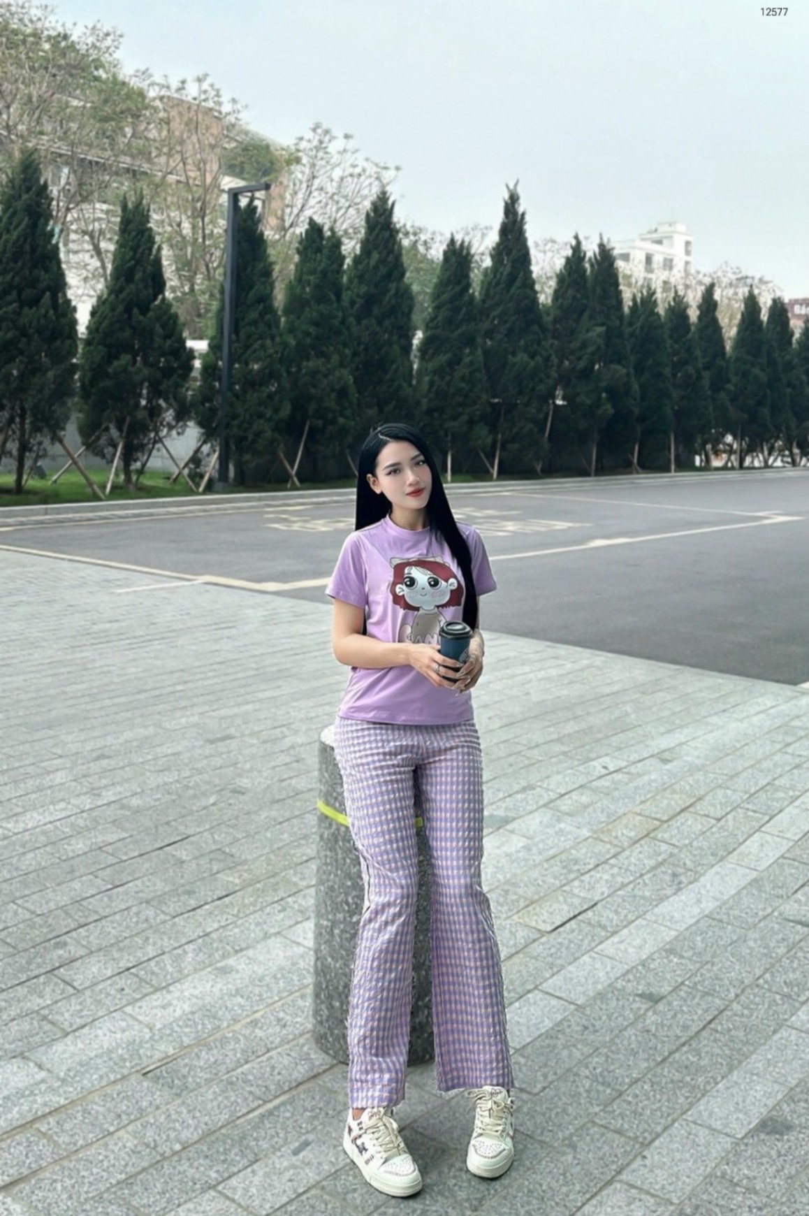 Áo kẻ áo thun cô gái