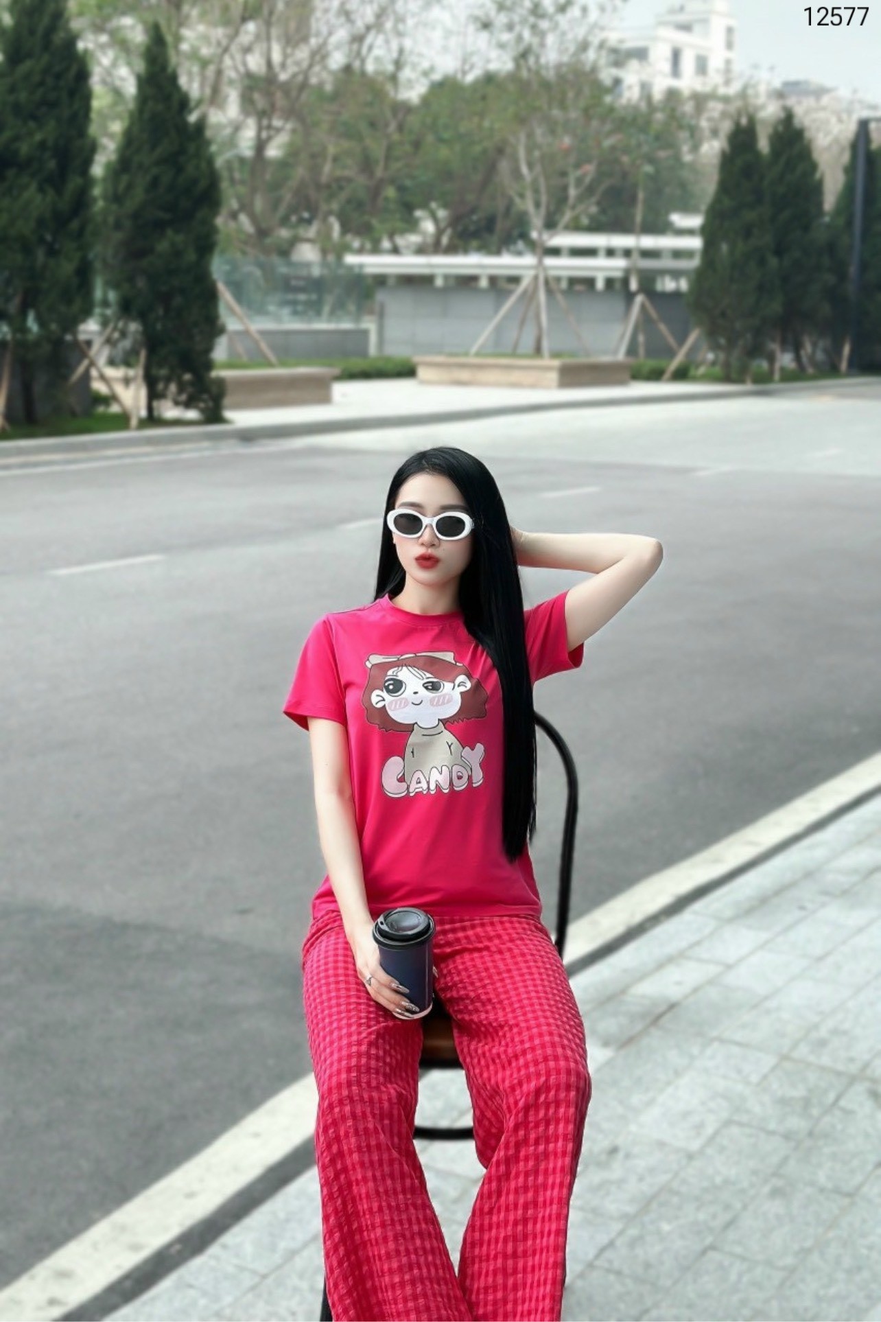 Áo kẻ áo thun cô gái