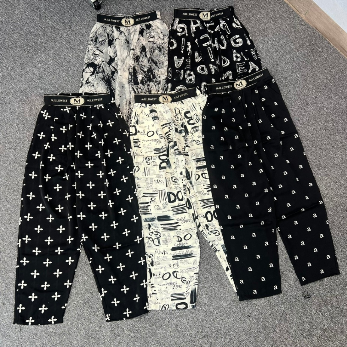 Quần dài lụa họa tiết pom baggy cạp chun